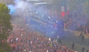 Le coin des supporters - La parade des tricolores sur les Champs-Élysées