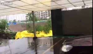 Le mur du parking disparaît d'un coup pendant les inondations !