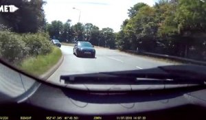 Une camionnette glisse sur une barrière d'un pont