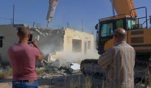 Des Palestiniens détruisent leurs maisons