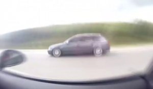 En Porsche 911, il se fait doubler par une vieille Audi RS4