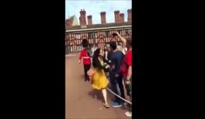 Un Garde Royal pousse une touriste chinoise arretée au mauvais endroit