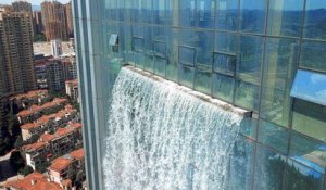Une cascade de 100 mètres construite sur le flanc d'un building en Chine