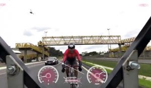 Ce cycliste roule à une vitesse record sur l'autoroute