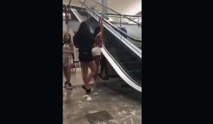 Elle tente de s'accrocher à un escalator et tombe violemment