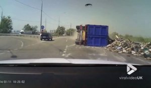 Un camion se retourne dans un virage à grande vitesse