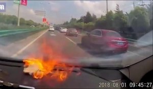 Son smartphone explose dans sa voiture en pleine route... Terrifiant