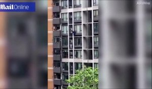 Ce papa va escalader un immeuble pour sauver son fils de 7 ans