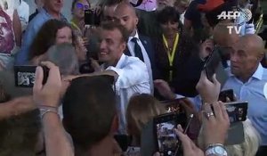 Deuxième bain de foule de vacances pour Emmanuel Macron