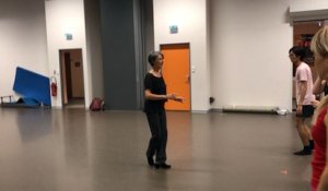 Marie-Geneviève Massé conseille les élèves de l’académie de danse