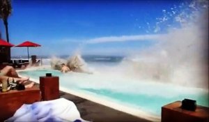 Des vagues géantes ravagent une piscine à Bali