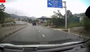 Quand un bébé traverse une autoroute à genoux...