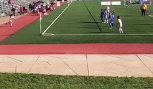 A 9 ans, une footballeuse réalise une touche acrobatique pour faire marquer son équipe
