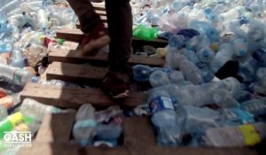 Tanzanie : l'enfer vécu par les ouvriers qui grimpent une montagne de plastique avec des ballots de 70 kg. Regardez un extrait du prochain numéro de "Cash Investigation"