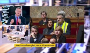 Un Gilet Jaune Tente De Bloquer Tout Seul Un Rond Point Sa