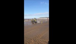 Un accident pendant une course très impressionnante de moto sur la plage