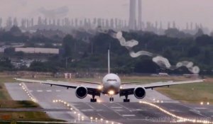 Un avion Boeing atterrit et crée un vortex impressionnant au ras de la piste