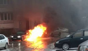 Un homme réussit à s'échapper d'une voiture en feu