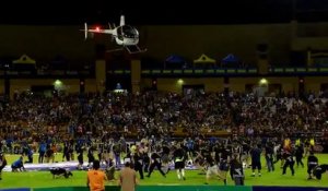 Un hélicoptère lance de l'argent à la mi-temps d'un match de NFL