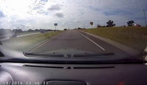 Un ouvrier au bord de la route vs Voiture