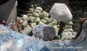 "Cash investigation" : à l'assaut d'une montagne de bouteilles en plastiques usagées en Tanzanie
