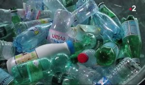 VIDÉO. Pourquoi les bouteilles biodégradables sont-elles deux fois plus taxées que les autres bouteilles en plastique ?