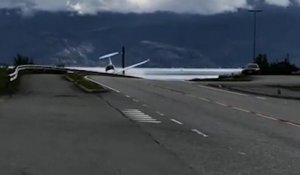 Un avion s'écrase contre une rambarde de sécurité en voulant atterrir sur la route