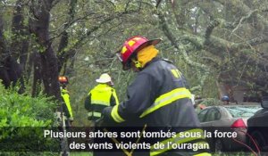 Les pompiers interviennent sur une maison détruite par l'ouragan