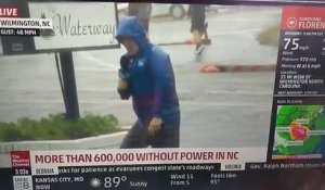 Un journaliste américain exagère un peu face à l'ouragan Florence... Bon comédien