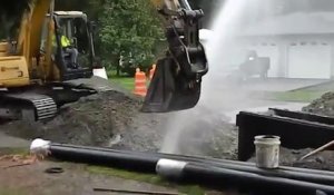 Quand un ouvrier défonce une canalisation d'eau en creusant dans le jardin