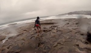 La foudre s'abat juste à côté d'une fille qui se promène sur la plage