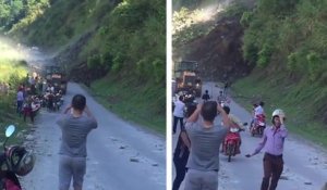 Un impressionnant glissement de terrain qui bloque totalement une route