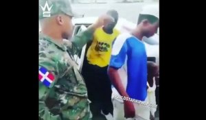 18 personnes sortent d'une petite voiture en République Dominicaine