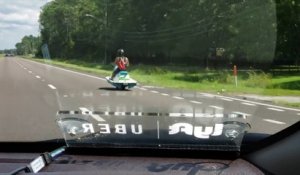 Cet homme conduit un jet ski sur la route !