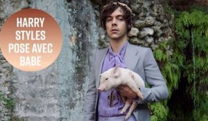 Harry Styles pose avec un porc