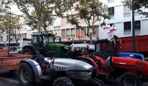 Valence : les agriculteurs bloquent l'accès à la préfecture