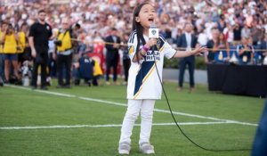 A 7 ans cette fillette chante l'hymne américain avec un talent qui a subjugué l'Amérique