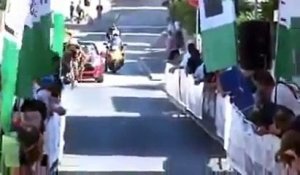 Un cycliste remporte la victoire en tombant sur le ligne d'arrivée !