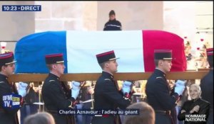 Hommage national: le cercueil de Charles Aznavour arrive aux Invalides au son d'une musique traditionnelle arménienne