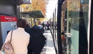 Hommage de la CTS à Charles Aznavour aux stations de tram à Strasbourg