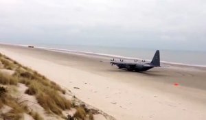 Cet avion de l'armée décolle d'une plage !