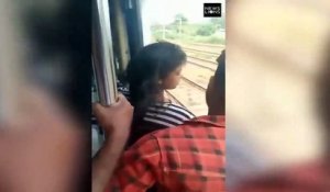 Inde : Une fille frôle la mort quand il sorti sa tête d'un train !