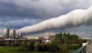 Un nuage apocalyptique passe au dessus de Calgary - Roll Cloud