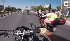 Un couple en maillot de bain chute à moto... Douloureux