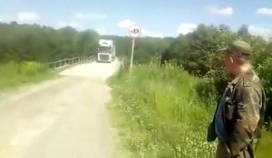 Un camion passe sur un pont interdit aux camions... et va le regretter !