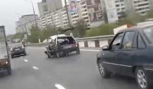 Tranquille, il roule avec une voiture accidentée totalement défoncée !