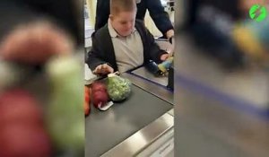 Un jeune enfant trisomique réalise son rêve : faire le caissier dans un supermarché