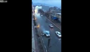 Cette voiture est touchée par un éclair en roulant en plein orage !