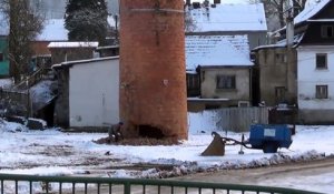 Démolition d'une cheminée avec un marteau piqueur