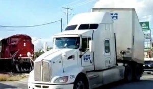Un chauffeur de camion complètement désorienté se fait faucher par un train